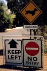 Verkehrsschild Dachshunds u. Keep Left